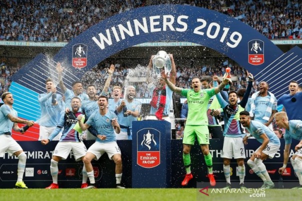 Pemain Manchester City meluapkan kegembiraannya usai menjuarai Piala FA, Minggu. 