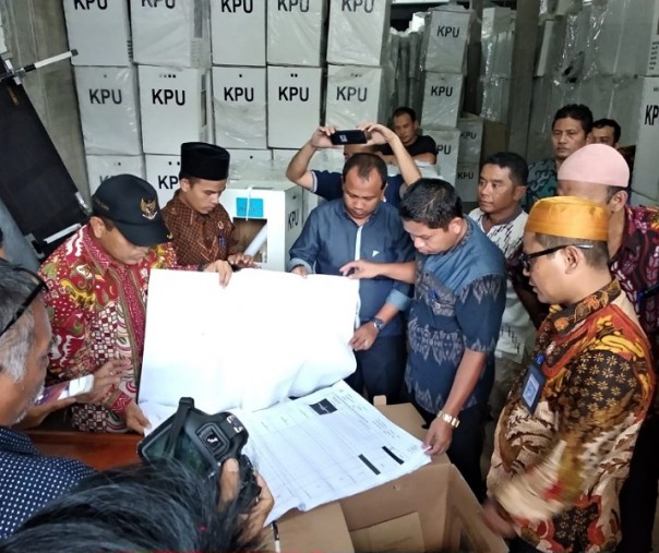 Ketua Bawaslu Rusidi Rusdan selaku ketua majelis untuk memutuskan membuka 28 kotak suara yang dinilai melanggar administrasi di gudang KPU Rokan Hulu, Jumat (18/5/2019). Foto: Bawaslu Riau.
