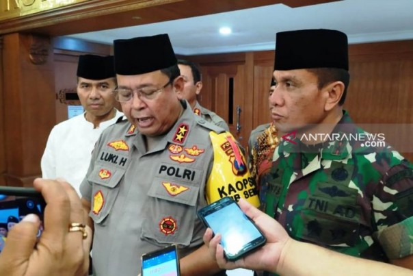 Kapolda Jatim Luki Hermawan didampingi Pangdam Brawijaya R Wisnoe Prasetja Boedi kepada pers, Minggu malam.