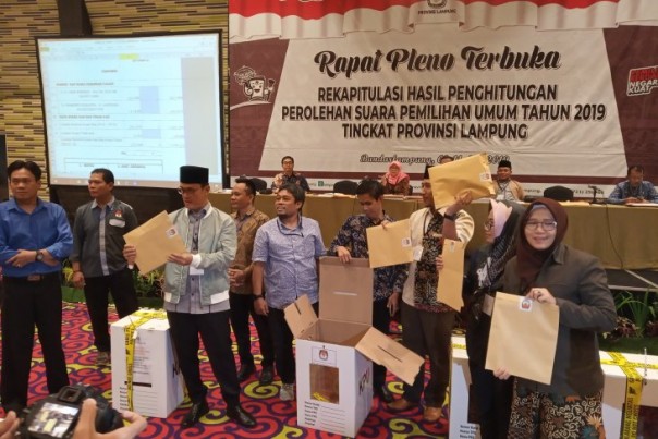 Suasana Rapat Pleno Rekapitulasi suara KPU Provinsi Lampung, Minggu.
