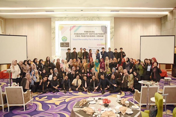 Foto Bersama Mahasiswa dan Dosen Ilmu Komunikasi Fakultas Ilmu  Sosial dan Ilmu Politik Universitas Riau setelah acara selesai, Pekanbaru (17/6/2019)