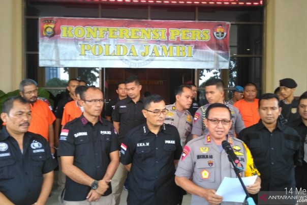 Kapolda Jambi dan jajaran saat konferensi pers tentang penangkapan narkoba yang dibawa oknum PNS Provinsi Kepri, Senin. 