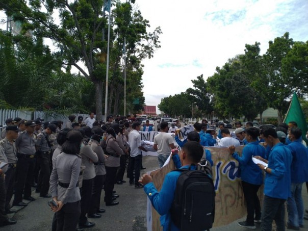 Massa mahasiswa Fakultas Hukum UIR menggelar aksi di Jalan Gajahmada Pekanbaru depan Kantor KPU Riau