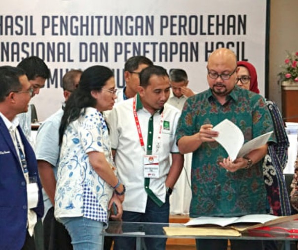 Komisioner KPU Ilham Saputra disaksikan sejumlah petugas membuka rekapitulasi suara Provinsi Jawa Tengah. Foto: Kumparan.com.