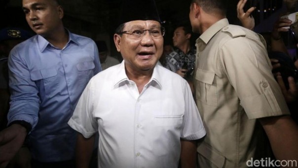 Capres nomor urut 02, Prabowo Subianto saat mendatangi Mapolda Metro Jaya Senin malam (detik.com)