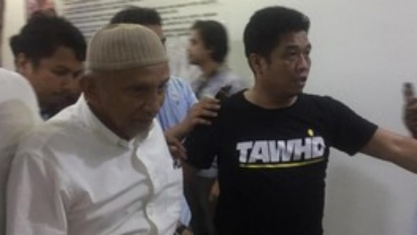 Amien Rais tampak hadir di Polda Metro Jaya mendampingi Prabowo Subianto jenguk Eggi Sudjana dan Lieus Sungkharisma