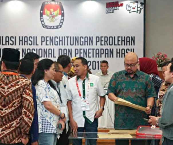 Komisioner KPU Ilham Saputra, disaksikan sejumlah petugas membuka rekapitulasi suara Provinsi Jawa Tengah. Foto: Kumparan.com.