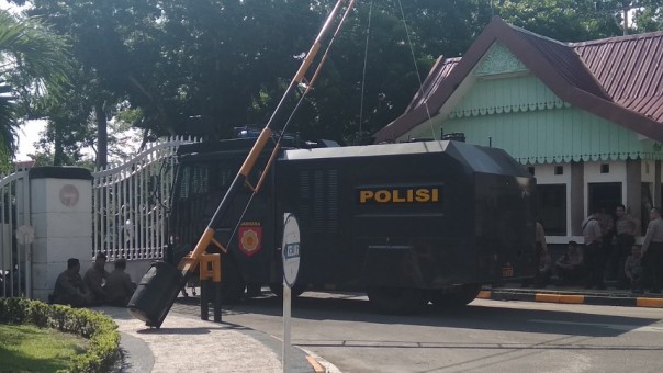 Satu unit mobil watercanon disiagakan di depan Gerbang DPRD Riau (foto: barkah/riau1.com)