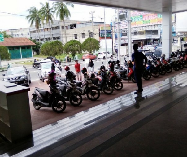 Parkiran bagian depan Toko Mulia (Foto: Surya/Dok Riau1)