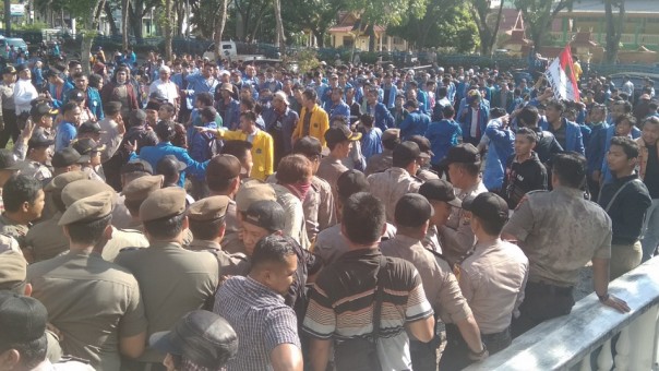 Kericuhan saat demo 21 tahun reformasi di Gedung DPRD Riau (foto: barkah/riau1.com)