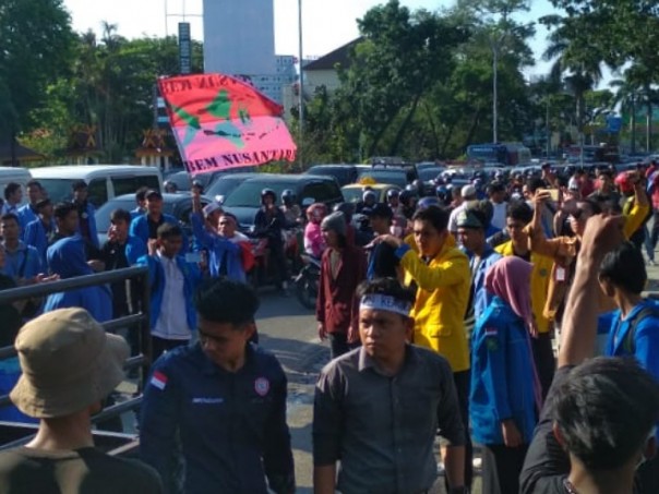 Mahasiswa blokir Jalan Sudirman Pekanbaru (foto: barkah/riau1.com)