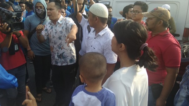 Ibu-ibu menghampiri massa mahasiswa karena terjebak pemblokiran jalan di depan Gedung DPRD Riau (foto: barkah/riau1.com)