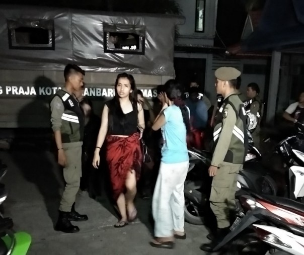 Satpol PP Pekanbaru mengamankan pasangan dari kamar penginapan (Riau1/Hadi)