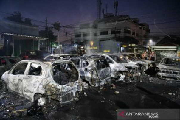 Sejumlah mobil hangus terbakar di Asrama Brimob Petamburan Jakarta, Rabu dini hari. 
