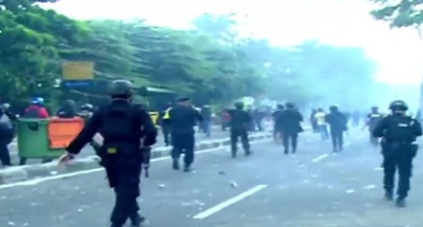 Aparat mengejar Massa Aksi di Jalan KS Tubun Petamburan Jakarta, Rabu subuh. 