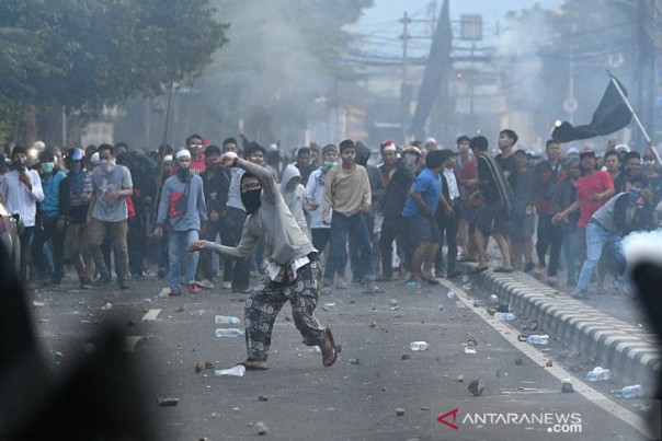 Massa Aksi melempari Aparat Kepolisian di Jalan KS Tubun Petamburan, Rabu pagi. 