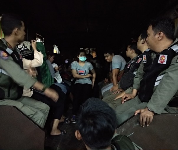 Tamu penginapan yang terjaring razia Satpol PP Pekanbaru (Foto: Riau1/Hadi)