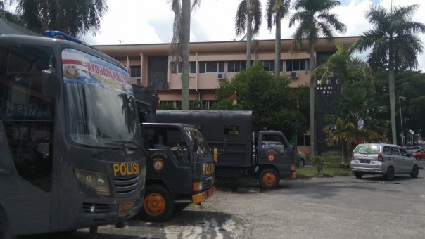 Sejumlah kendaraan aparat kepolisian terparkir di depan Kantor KPU Riau (foto: barkah/riau1.com)