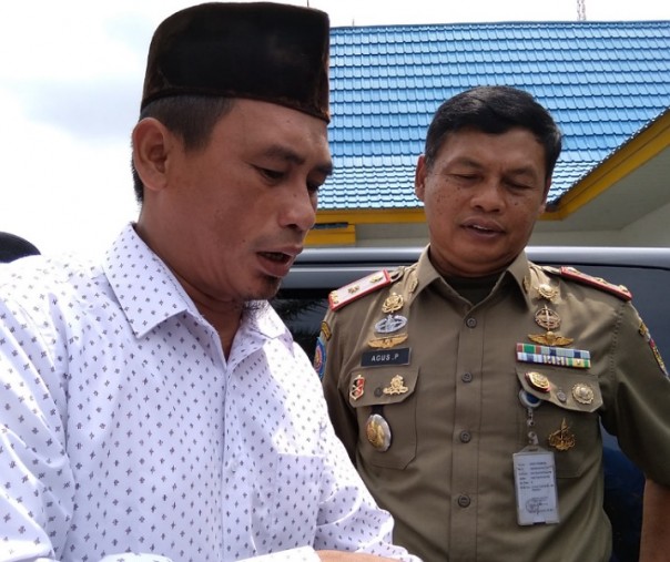 Kasatpol PP Pekanbaru Agus Pramono saat berdialog dengan Ketua FPI Pekanbaru Husni Thamrin di halaman rumah dinas wali kota, pekan lalu. Foto: Surya/Riau1.