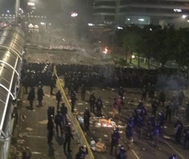 Kericuhan di depan Gedung Bawaslu Jalan MH Thamrin, Jakarta Pusat, Rabu malam (22/5/2019). Foto: Antara.