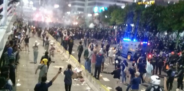 Brimob tembakkan peluru karet bubarkan massa di MH Thamrin, Jakarta, Rabu malam.