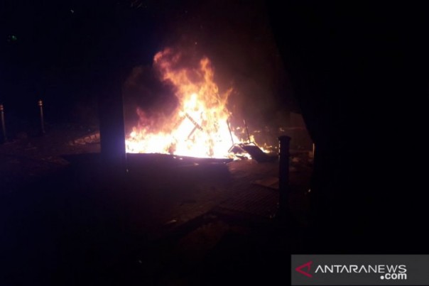 Sepeda motor wartawan dibakar massa saat demo bentrok di sekitar Bawaslu RI, Rabu malam. 