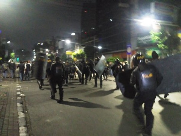 Polisi melakukan pengamanan unjuk rasa sekitar Bawaslu RI, Rabu malam. 