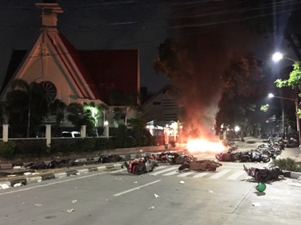 Sepeda motor yang dihancurkan dan terbakar di kawasan Sarinah, Jakarta, saat bentrok unjuk rasa, Kamis dini hari. 