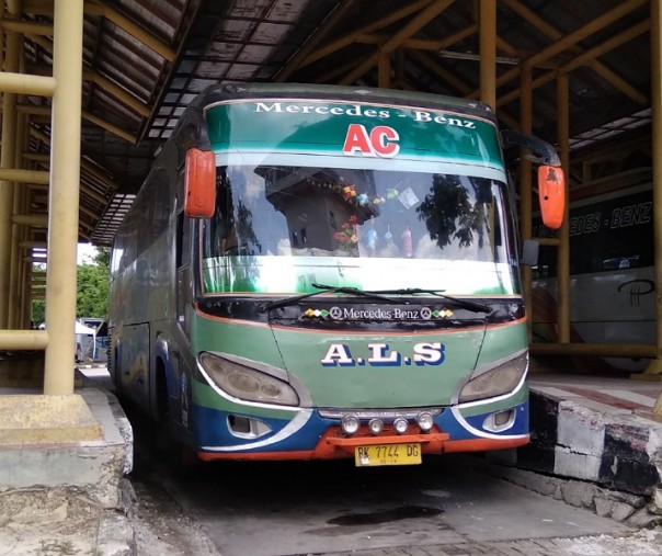 Bus Antar Lintas Sumatra (ALS) saat berhenti di peron Terminal Bandar Raya Payung Sekaki Pekanbaru. Foto: Surya/Riau1.