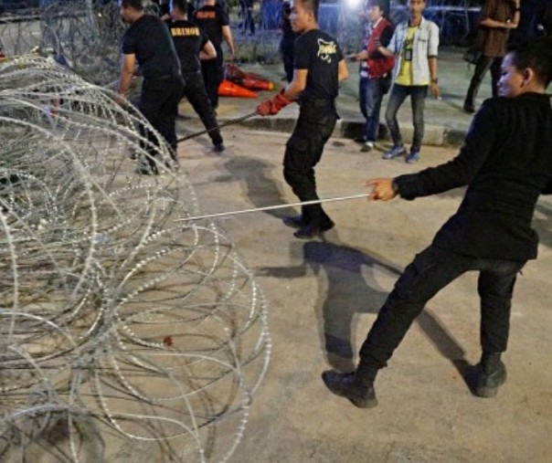 Sejumlah personel Brimob sedang membuka kawat berduri di Jalan Sarinah. Foto: Kumparan.com.