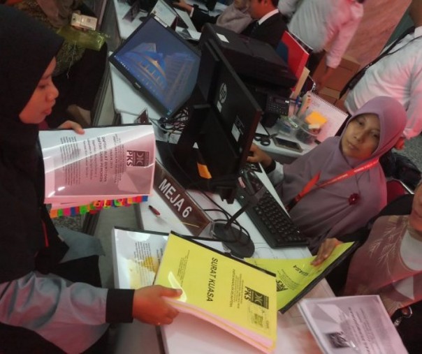 Perwakilan dari Partai Keadilan Sejahtera (PKS) mendaftarkan perkara sengketa hasil Pemilihan Umum 2019 di Mahkamah Konstitusi RI, Jakarta, Kamis (23/5/2019). Foto: Antara.