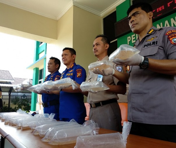 Kombes Badaruddin dalam jumpa persnya pada Jumat siang terkait penggagalan penyelundupan baby lobster (Foto/ Hadi/Riau1)