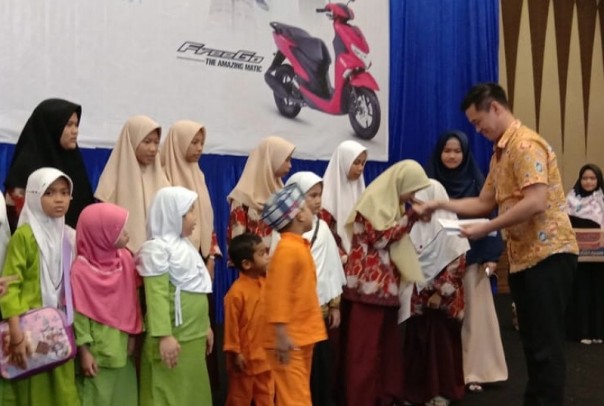 Chief Branch Officer PT Alfa Scorpii Wilayah Riau, Indra Surya memberikan santunan kepada 25 anak Panti Asuhan Fajar Harapan (foto: dok/riau24group)