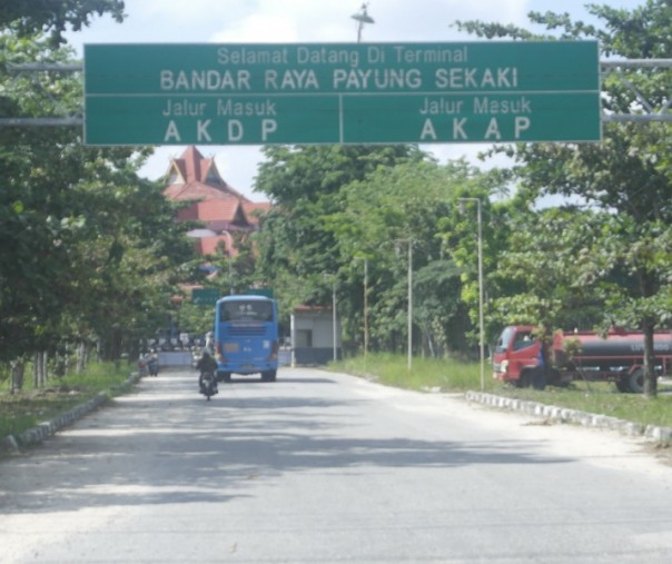 Gerbang masuk ke Terminal Bandar Raya Payung Sekaki di Jalan Siak II. Foto: Surya/Riau1.