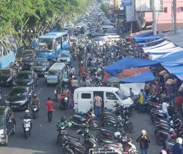 Begini situasi Jalan Jenderal Sudirman Pekanbaru setiap sore, tepatnya di depan Pasar Pusat. Foto: Surya/Riau1.