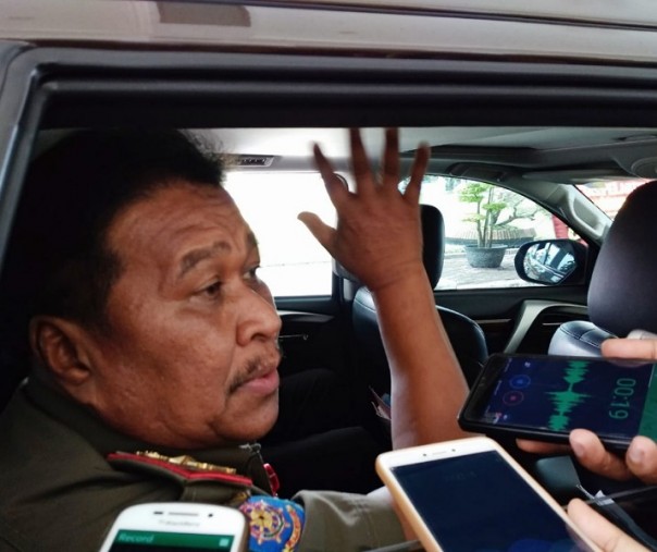 Kepala Satuan Polisi Pamong Praja (Satpol PP) Provinsi Riau Zainal saat di halaman kantor Gubernur Riau. Foto: Zar/Riau1.