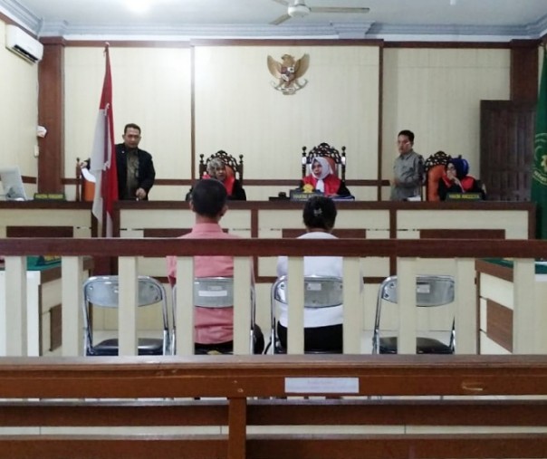 RR dan LN usai divonis majelis hakim PN Siak pada 24 Mei lalu. Foto: Bawaslu Riau.