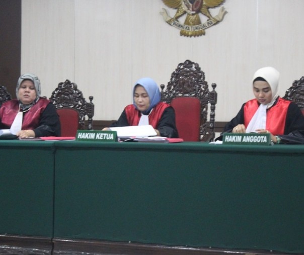 Ketua Majelis Hakim PN Bangkinang Meni Warlia saat membacakan dua putusan secara in absentia untuk terdakwa Magribi dan Nurkholis. Foto: Bawaslu Riau.
