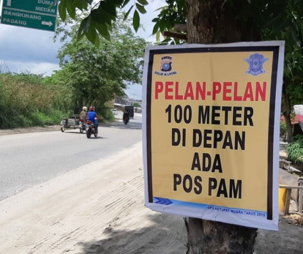 Imbauan yang dipasang oleh Polres Kampar di jalur lintas barat.