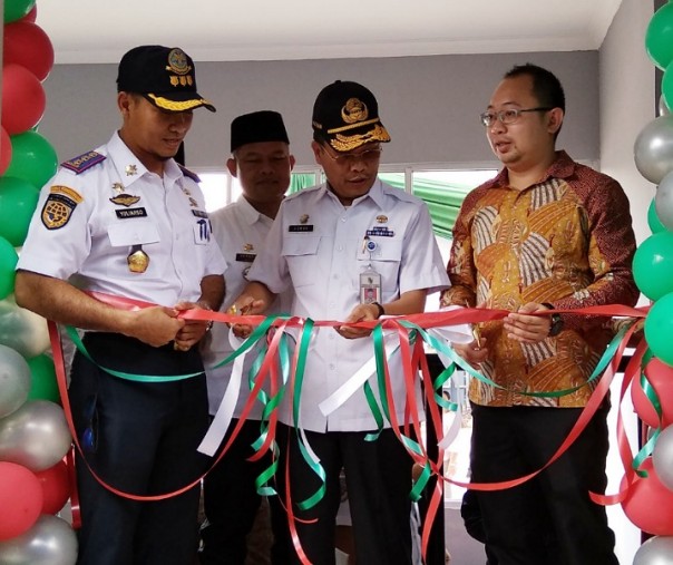 Dari kiri ke kanan: Plt Kadishub Pekanbaru Yuliarso, Asisten I Pemko Pekanbaru Azwan, dan CEO Rumah Sakit Eka Hospital Romi Jaya Saputra. Foto: Surya/Riau1.