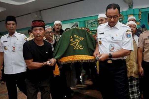 Gubernur DKI Jakarta, Anies Baswedan saat ikut mengangkat keranda jenazah salah seorang korban tewas dalam kerusuhan Aksi 22 Mei di Jakarta
