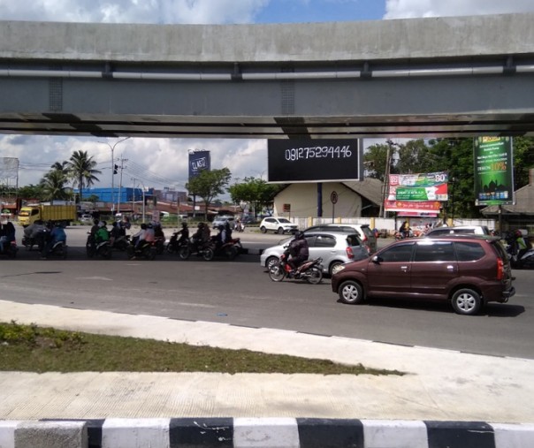 Persimpangan Pasar Pagi Arengka yang dulu terkenal macet. Kini, kemacetan sudah terurai sejak dibangunnya jembatan layang. Foto: Surya/Riau1.