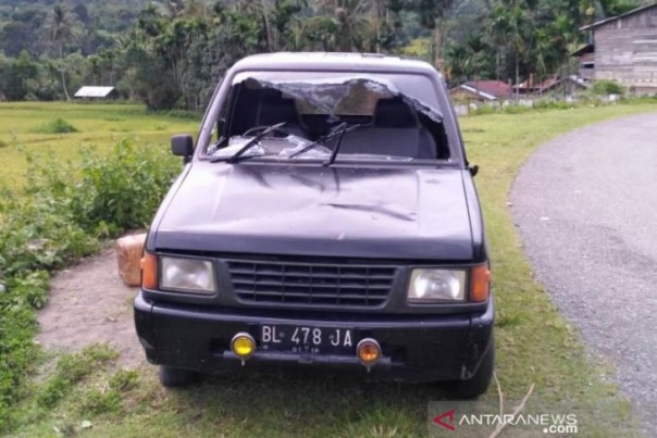Ini penampakan mobil dinas polisi yang dirusak warga di Nagan Raya Aceh, Minggu. 