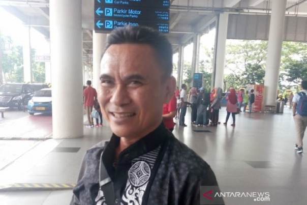 Salah seorang pemudik dari Jakarta, Hartoyo, saat tiba di Bandara Internasional Kualanamu, Medan. 