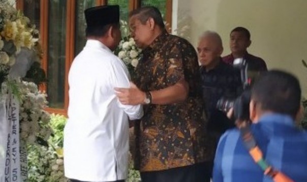 Prabowo Subianto disambut SBY dan Hatta Rajasa di Puri Cikeas Bogor (foto: republika.co.id)