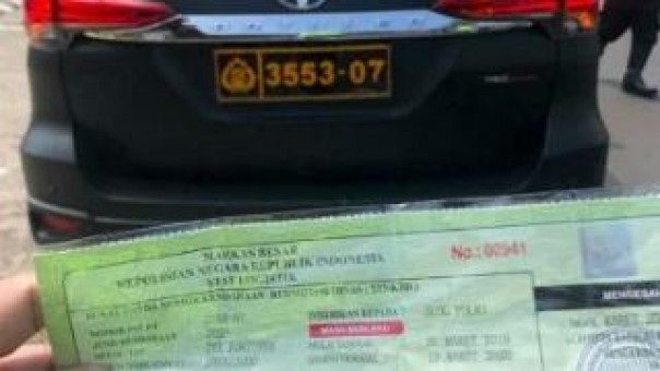 Mobil Fortuner hitam pelat dinas Polri yang dikendarai Kevin Kosasih. 