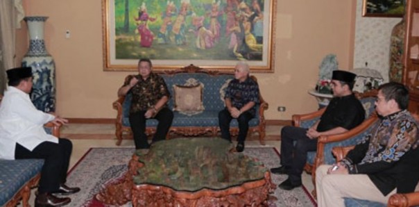 Capres RI, Prabowo Subianto saat berbincang dengan SBY di Puri Cikeas Bogor (foto: rmol.id)