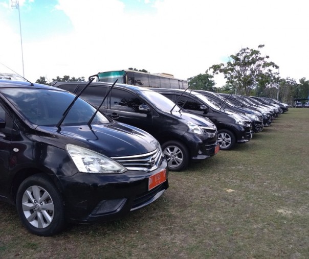Kendaraan Dinas Pemprov Riau yang dikandangkan di halaman kediaman Gubernur (Foto: Zar/Riau1.com) 