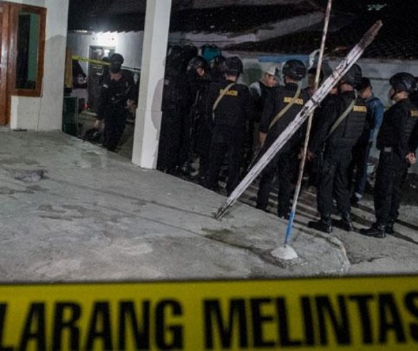 Polisi melakukan penjagaan saat penggeledahan rumah pelaku peledakan Pospam Kartasura di dusun Kranggan, Wirogunan, Kartasura, Sukoharjo, Jawa Tengah, Selasa, 4 Juni 2019. Foto: Antara.