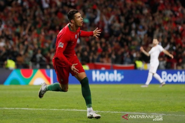 Selebrasi Cristiano Ronaldo usai mencetak gol ke gawang Swiss, Kamis dini hari. 